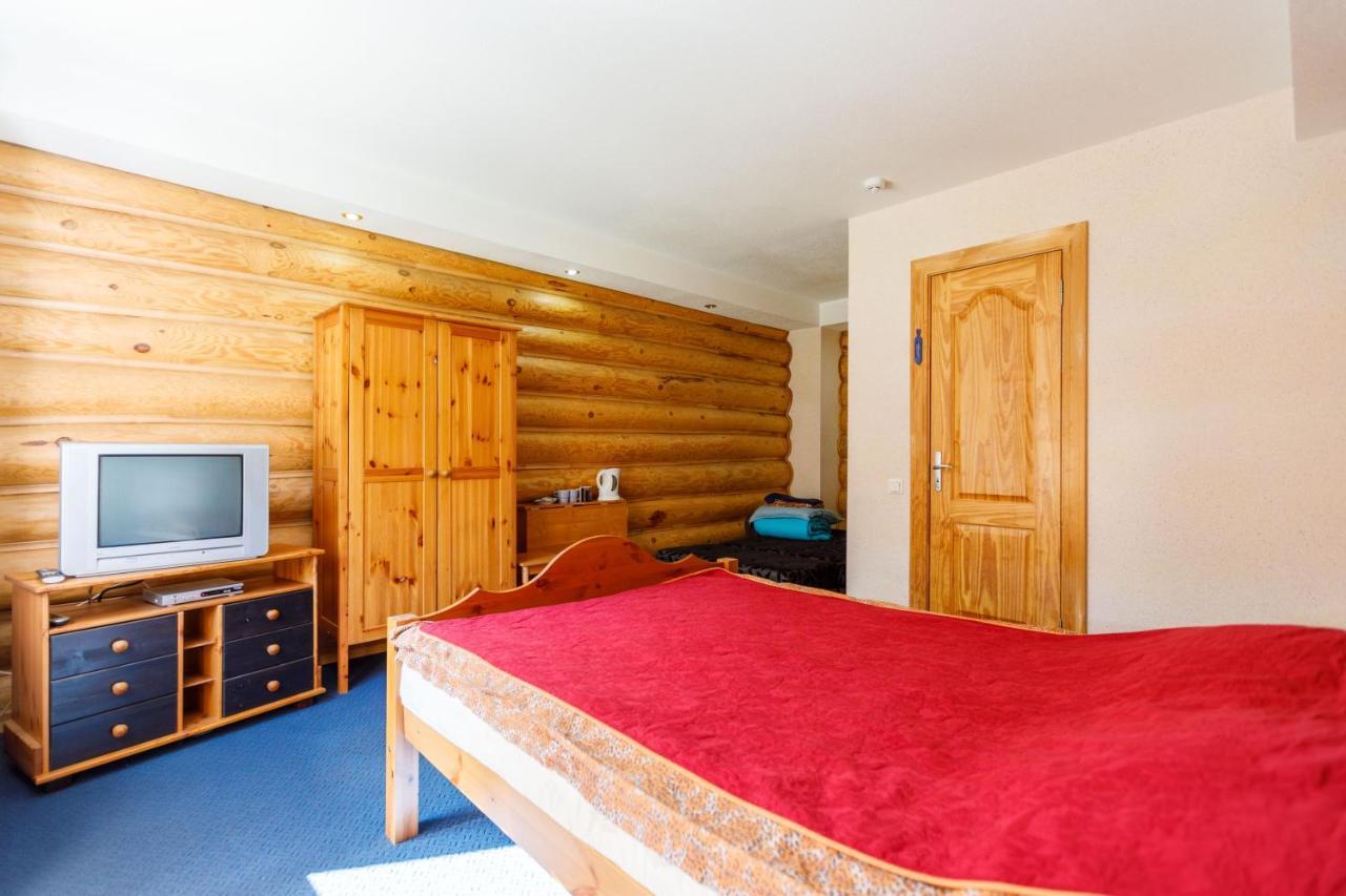 Hotel Viesu Nams “Dimantu Ferma” à Ikšķile Extérieur photo