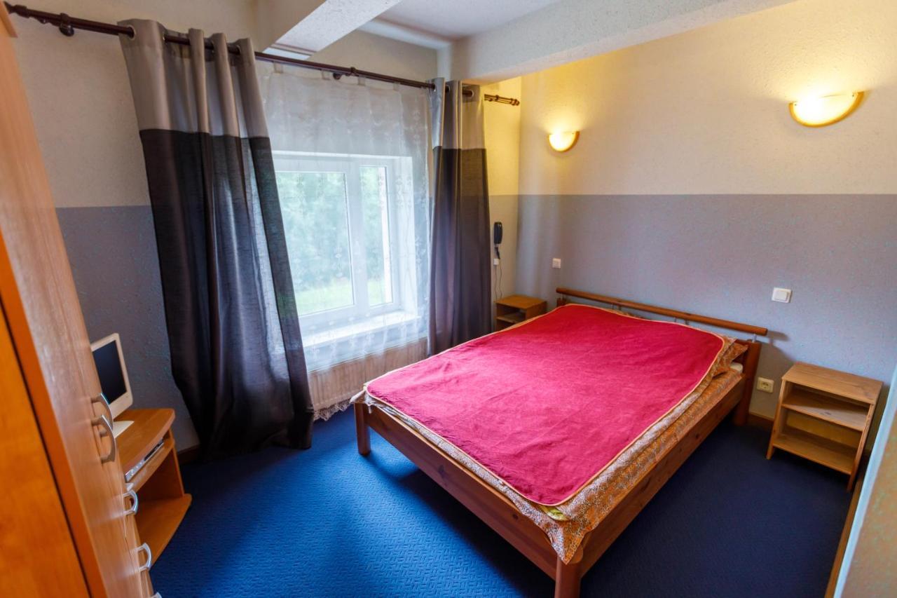 Hotel Viesu Nams “Dimantu Ferma” à Ikšķile Extérieur photo