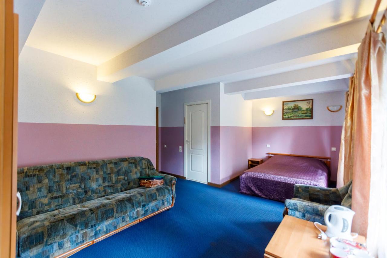 Hotel Viesu Nams “Dimantu Ferma” à Ikšķile Extérieur photo