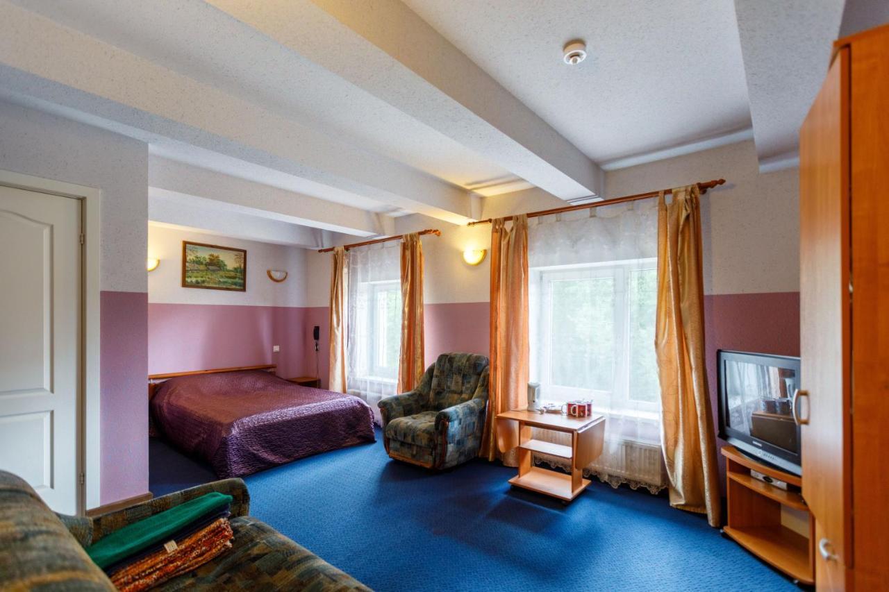 Hotel Viesu Nams “Dimantu Ferma” à Ikšķile Extérieur photo