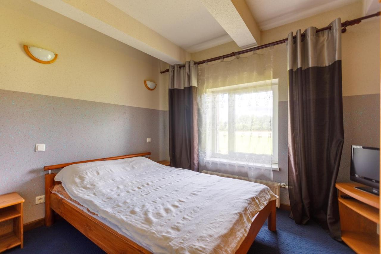 Hotel Viesu Nams “Dimantu Ferma” à Ikšķile Extérieur photo