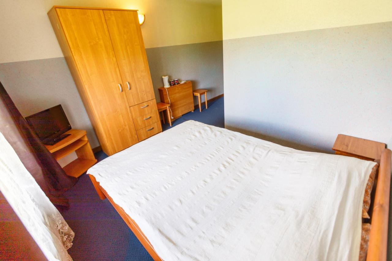Hotel Viesu Nams “Dimantu Ferma” à Ikšķile Extérieur photo