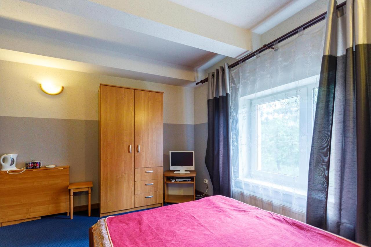 Hotel Viesu Nams “Dimantu Ferma” à Ikšķile Extérieur photo