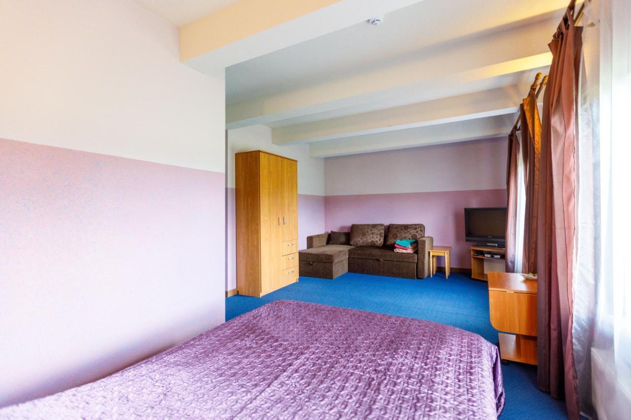 Hotel Viesu Nams “Dimantu Ferma” à Ikšķile Extérieur photo