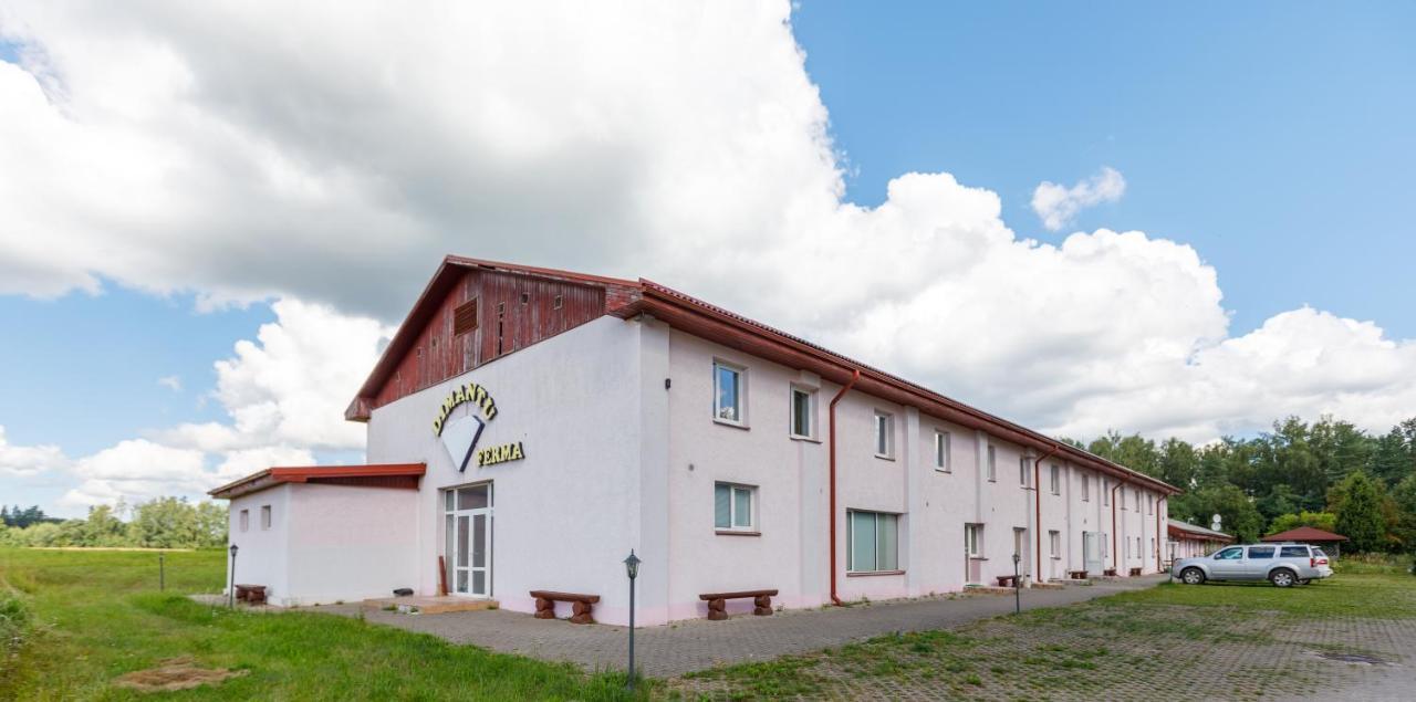 Hotel Viesu Nams “Dimantu Ferma” à Ikšķile Extérieur photo