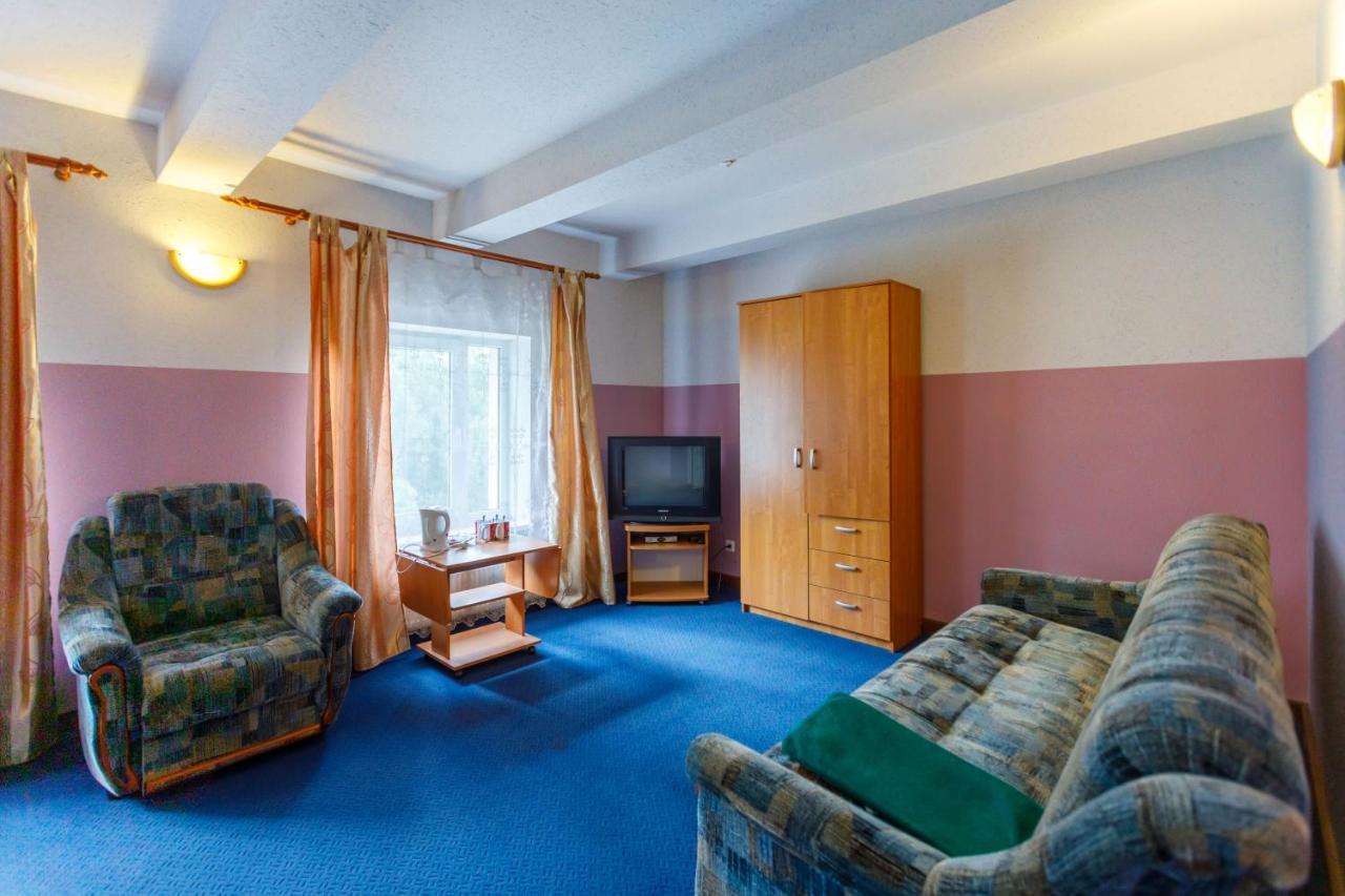 Hotel Viesu Nams “Dimantu Ferma” à Ikšķile Extérieur photo
