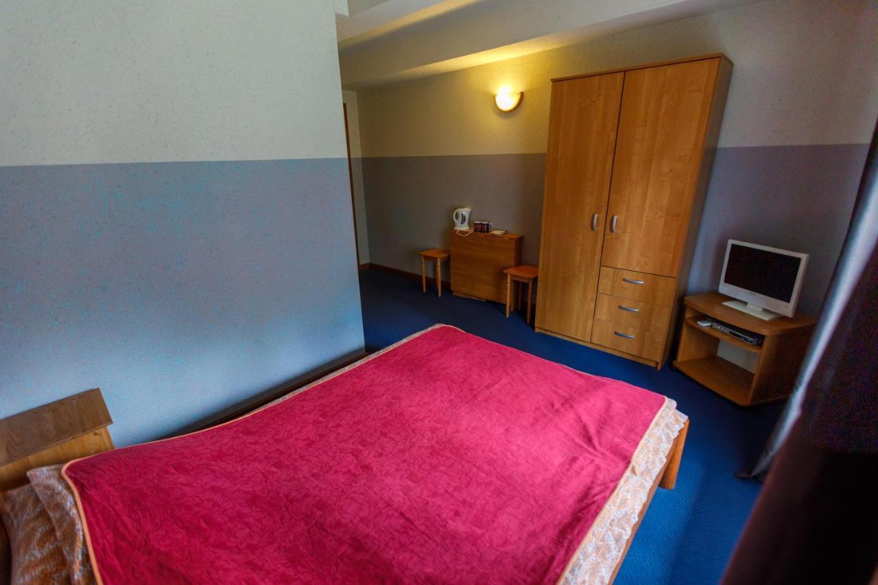 Hotel Viesu Nams “Dimantu Ferma” à Ikšķile Extérieur photo
